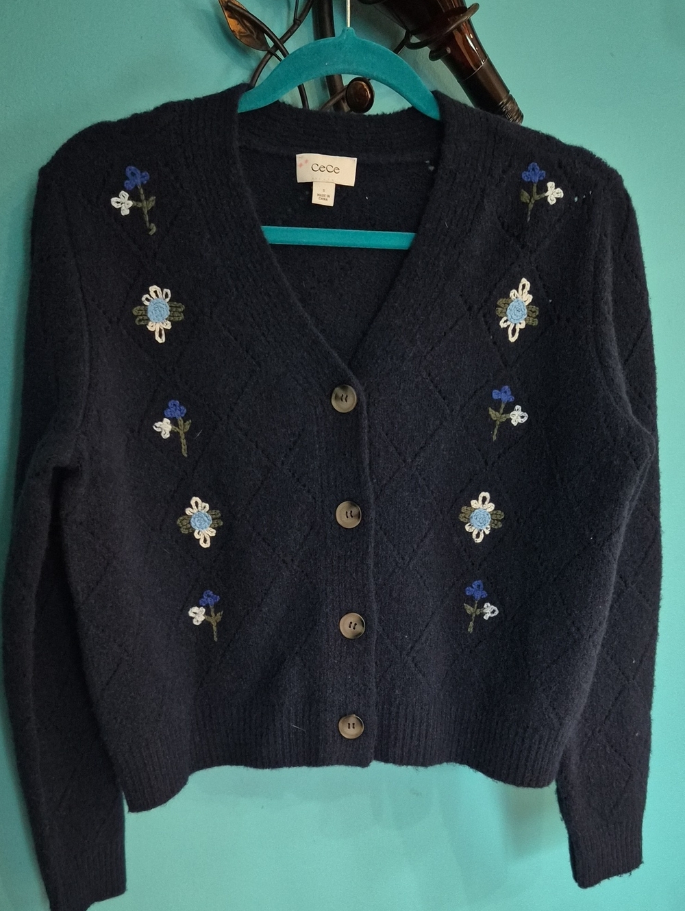 NWOT CeCe Navy Floral Embroidered V‑Neck Button Cardigan PTP 22, L 20